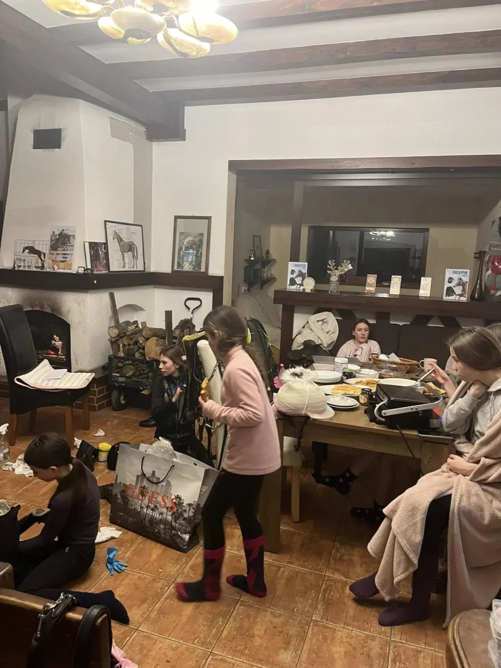 Dzieci w klubiku z kominkiem podczas ferii w Volcie
