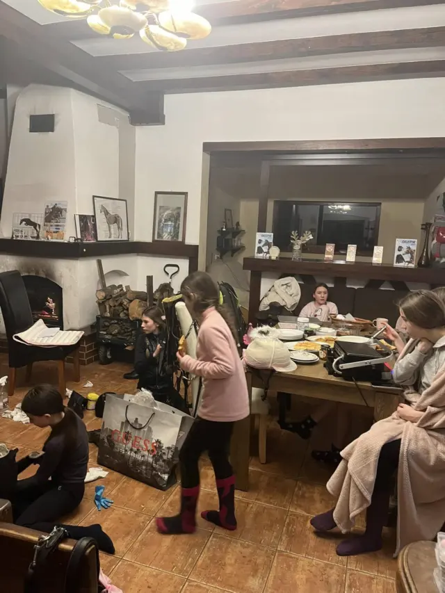 Dzieci w klubiku z kominkiem podczas ferii w Volcie